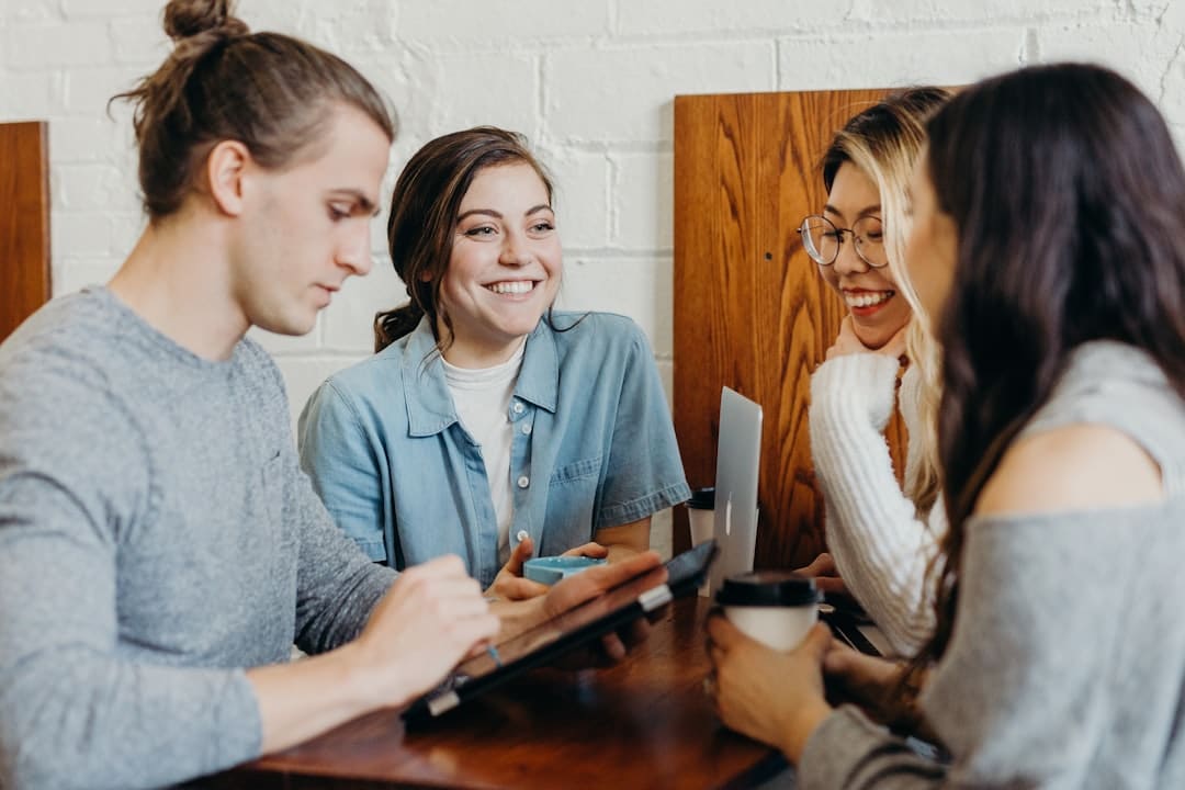 découvrez l'importance de la collaboration dans le succès des projets. apprenez comment travailler efficacement en équipe, favoriser l'innovation et améliorer la communication pour atteindre des objectifs communs.